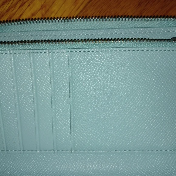 COACH MEDIUM ZIP AROUND WALLET - Picture 9 of 10